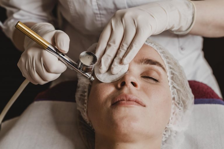 Zbliżenie na kobiecą twarz podczas zabiegu infuzji tlenowej